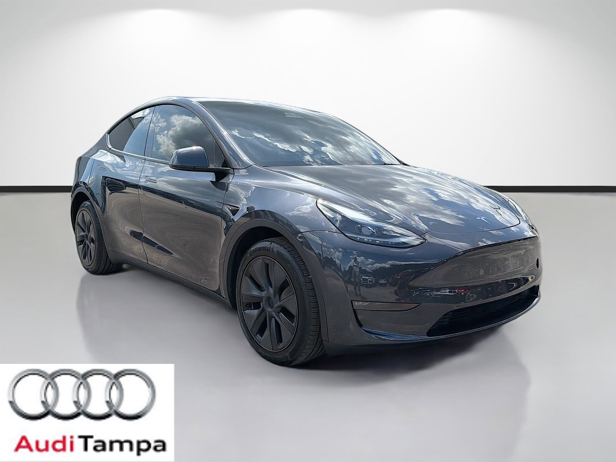 Used 2024 Tesla Model Y Long Range AWD/4WD image 1
