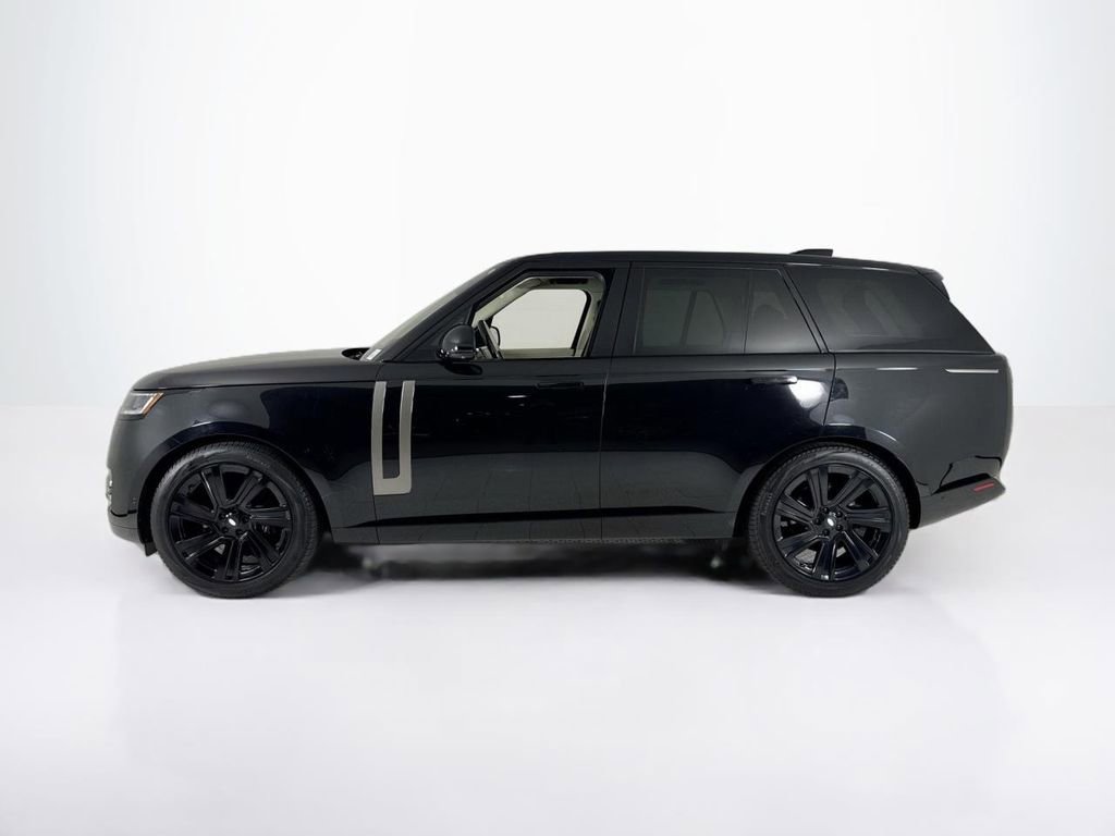 Used 2023 Land Rover Range Rover SE image 2