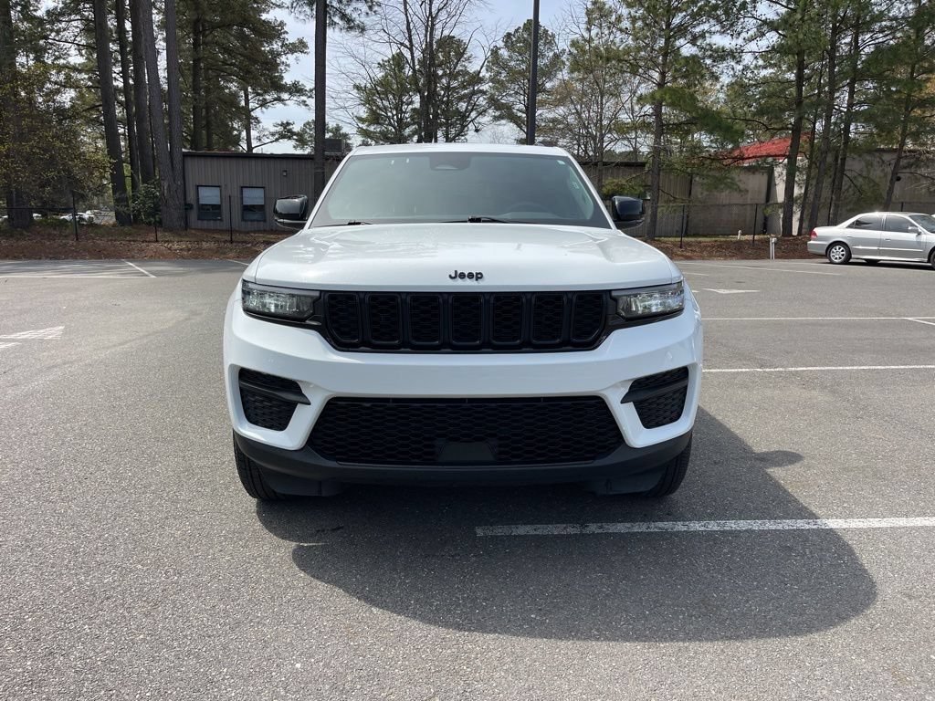 Used 2025 Jeep Grand Cherokee Altitude AWD/4WD image 4