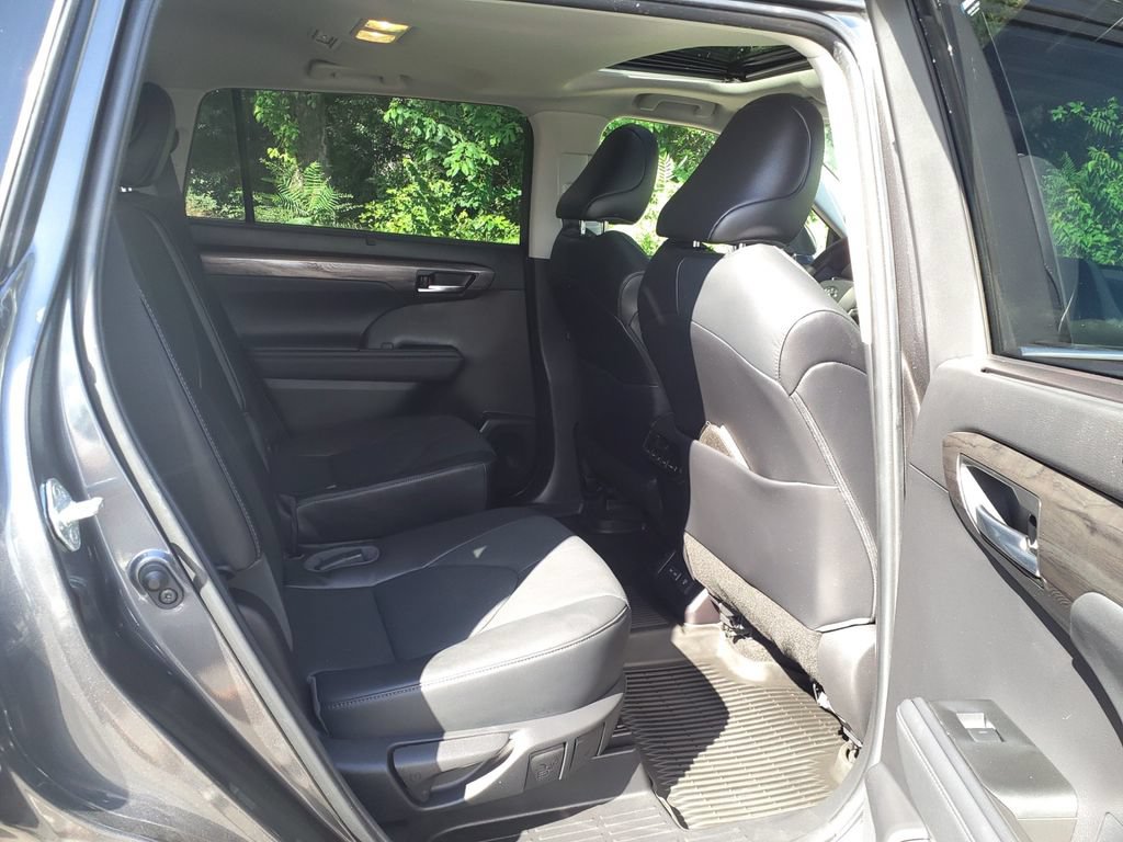 Used 2023 Toyota Highlander Limited FWD image 12