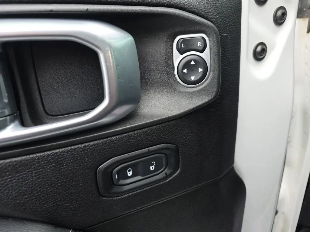 Used 2019 Jeep Wrangler Unlimited Sahara AWD/4WD image 12
