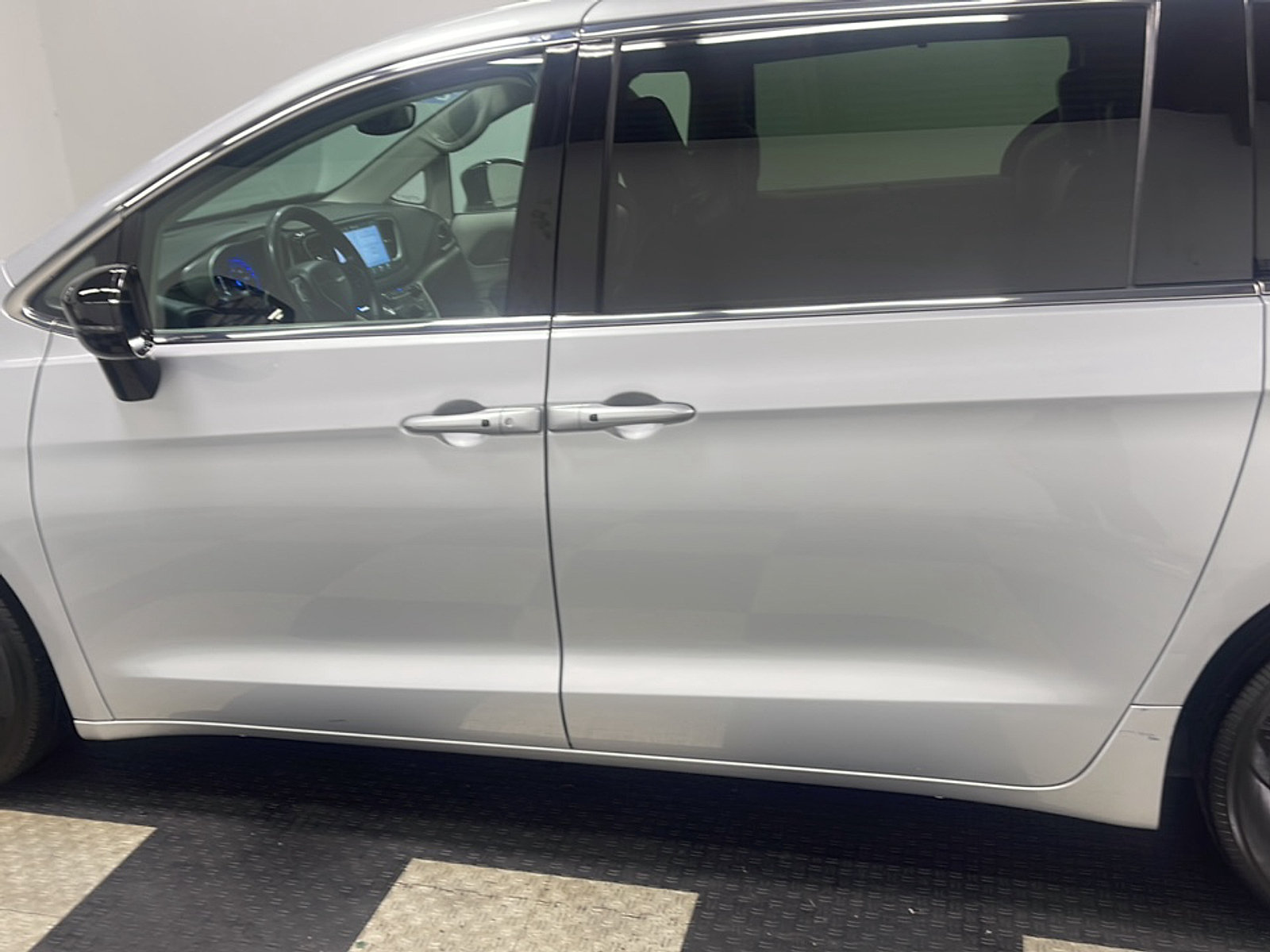 Used 2024 Chrysler Pacifica Touring-L FWD image 14