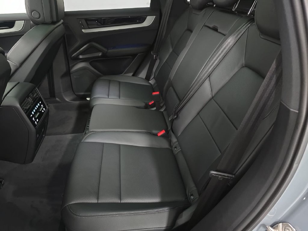 Certified 2026 Porsche Cayenne AWD/4WD image 27