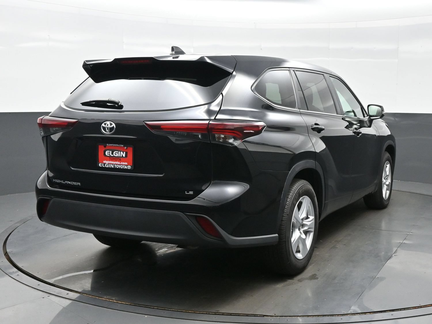 Used 2024 Toyota Highlander LE FWD image 5