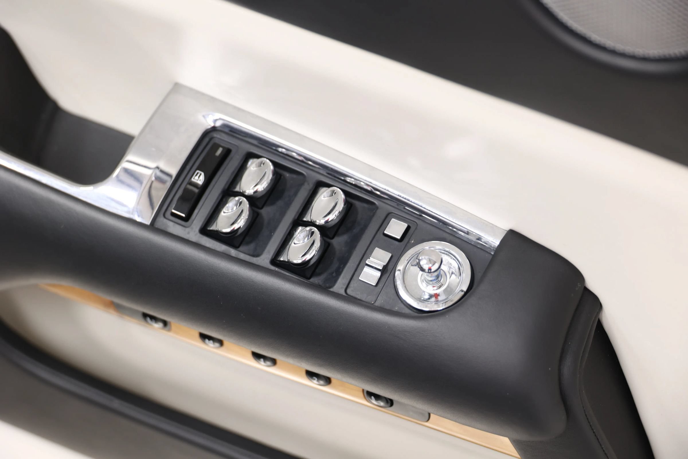Used 2017 Rolls-Royce Wraith RWD image 17