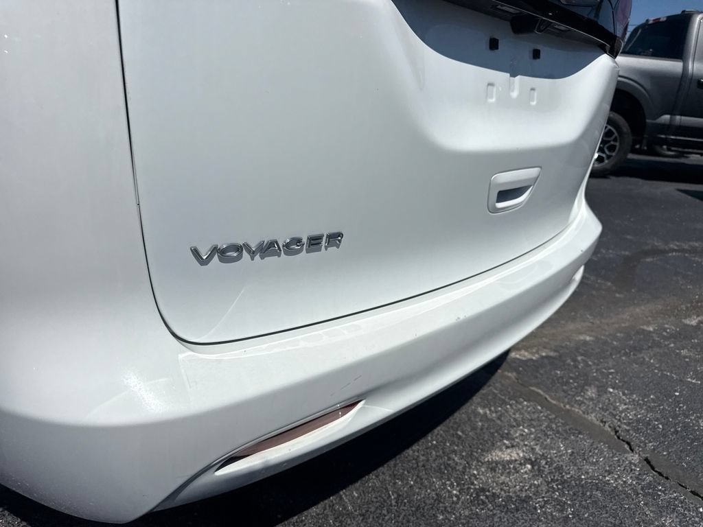 Used 2023 Chrysler Voyager LX FWD image 11