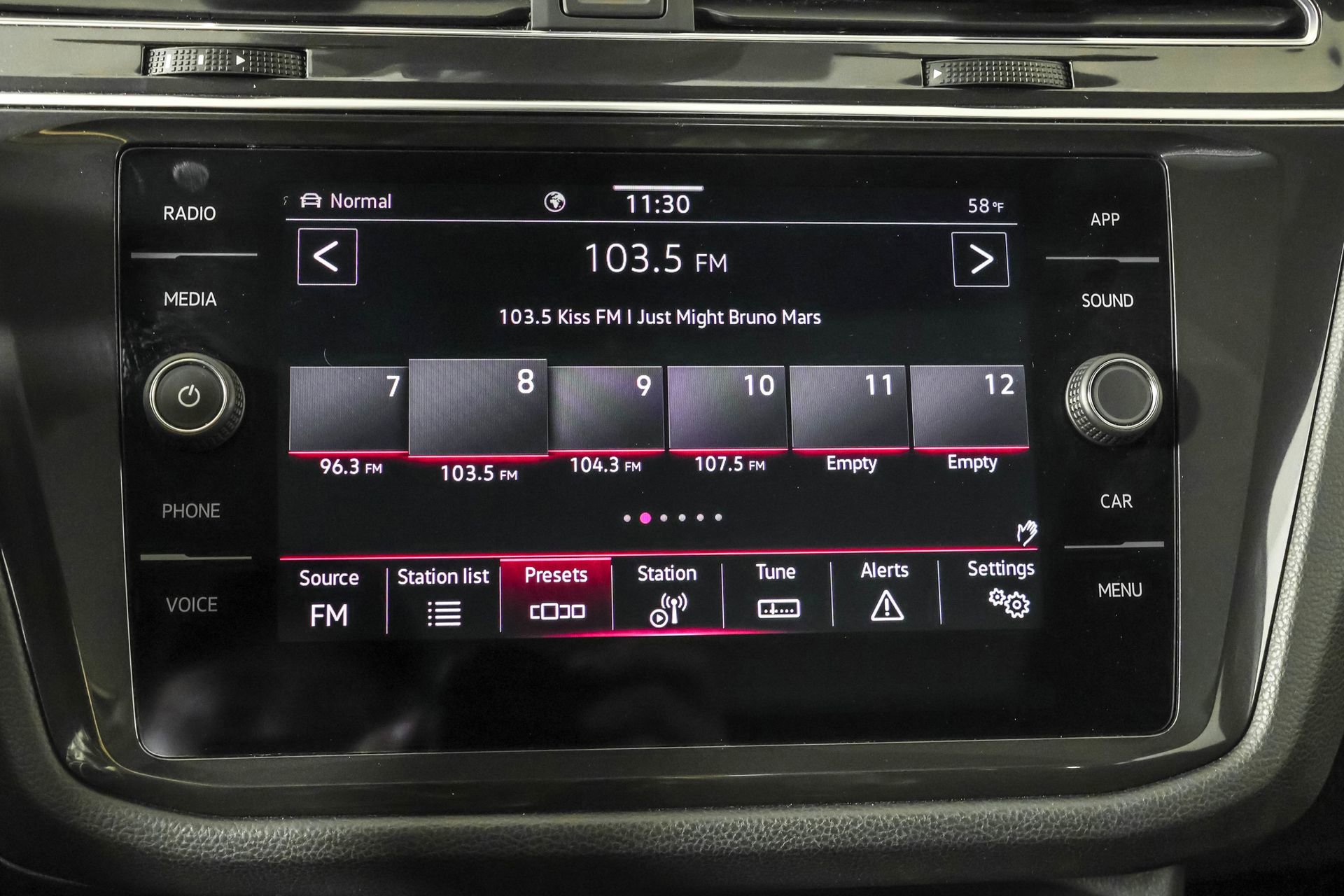 Used 2022 Volkswagen Tiguan SE R-Line image 28