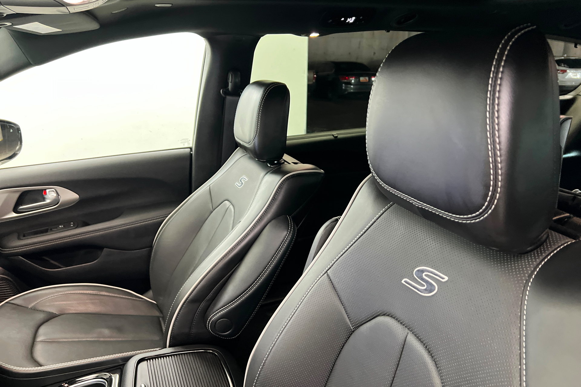 Used 2024 Chrysler Pacifica Premium FWD image 18
