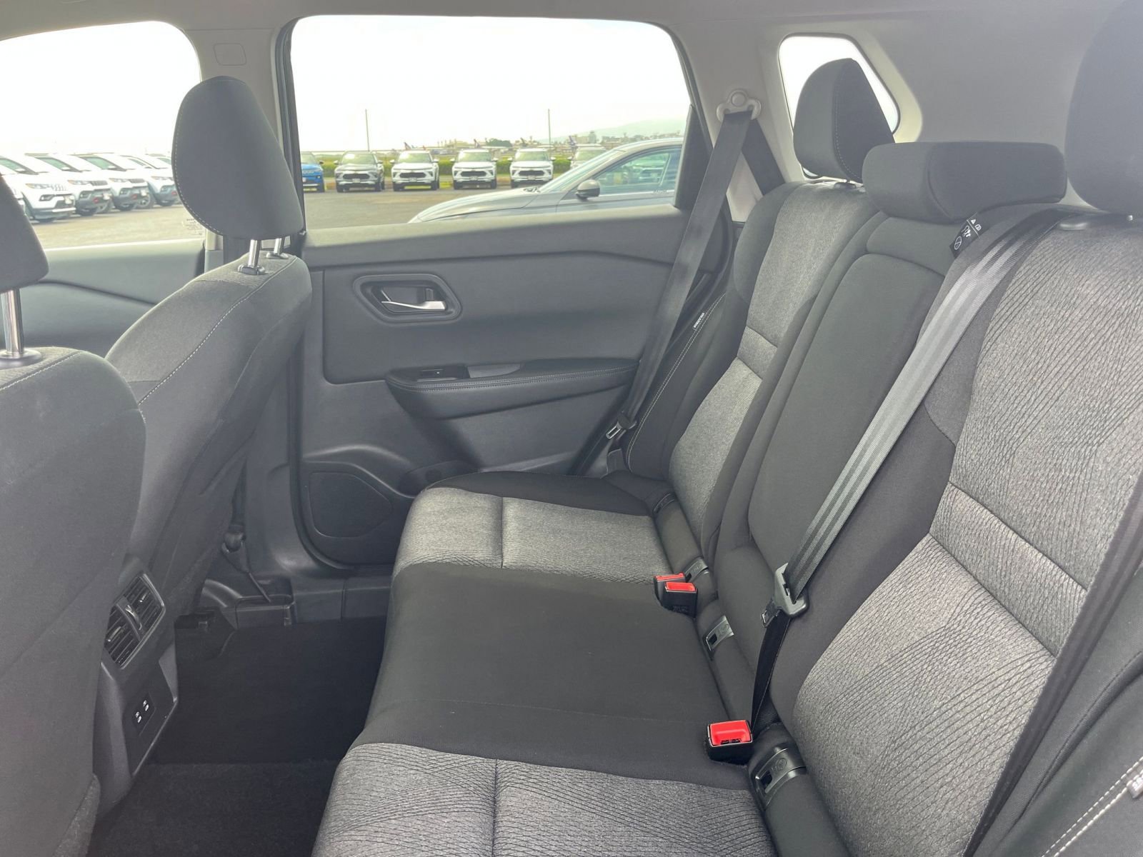 Used 2025 Nissan Rogue SV image 28