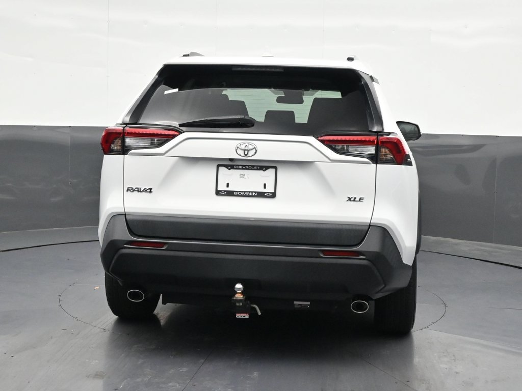 Used 2022 Toyota RAV4 XLE w/ Convenience Package FWD image 4
