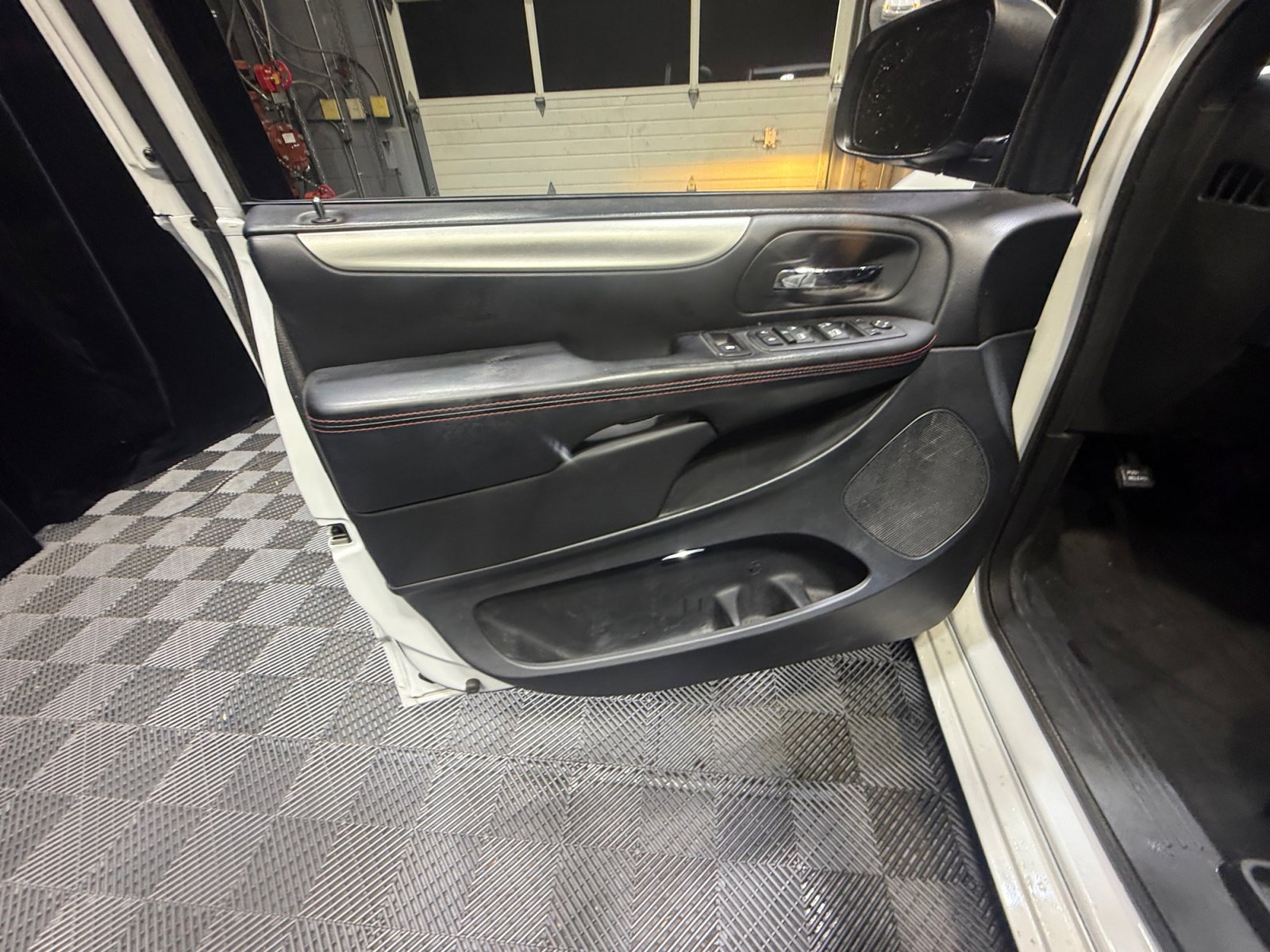 Used 2016 Dodge Grand Caravan R/T FWD image 13