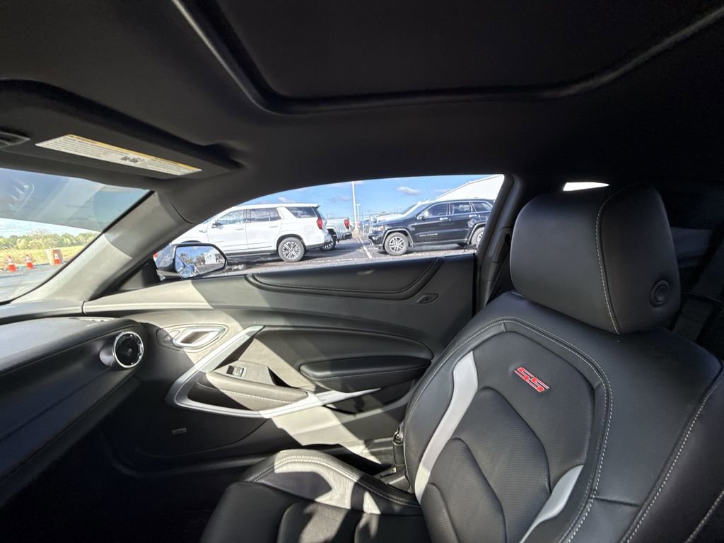 Used 2018 Chevrolet Camaro SS w/ LPO RS/SS Interior Package image 15
