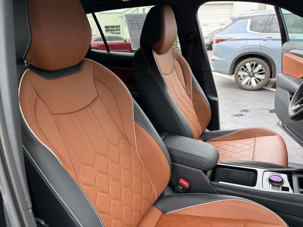 Certified 2025 Volkswagen Tiguan SEL R-Line AWD/4WD image 31