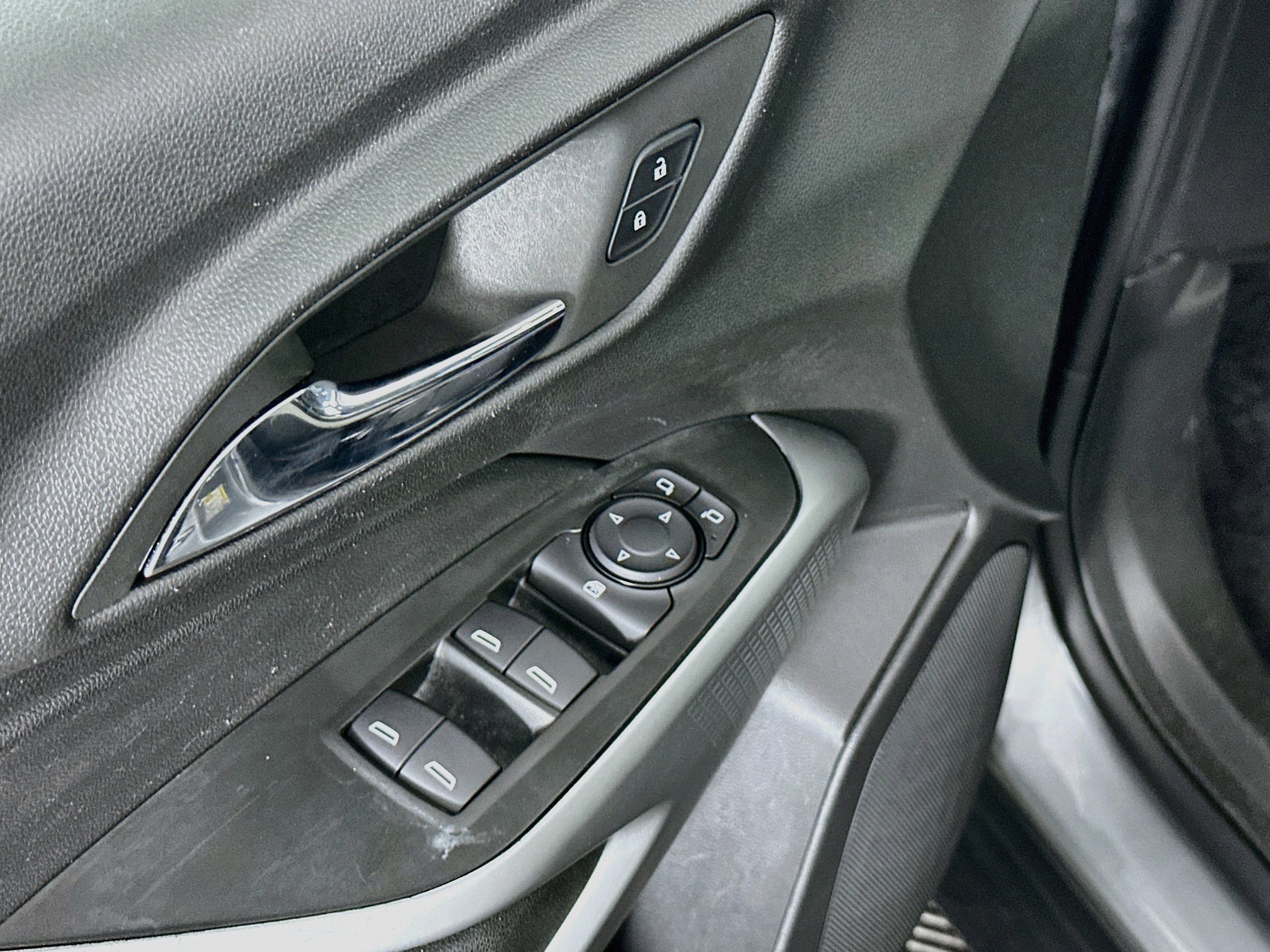 Used 2025 Chevrolet Trax LS FWD image 15