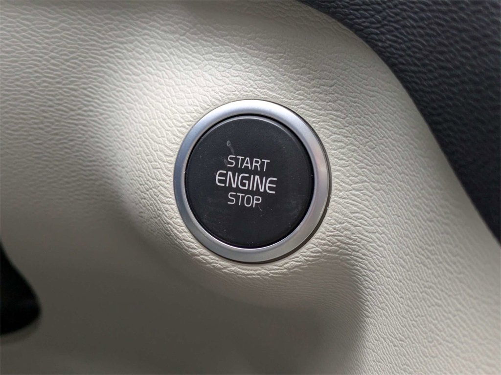 Used 2023 Volvo XC40 B5 Ultimate image 40