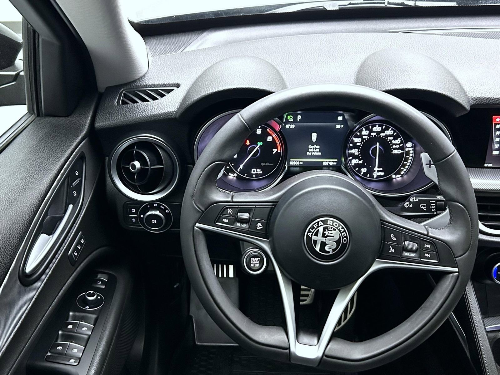 Used 2018 Alfa Romeo Stelvio Sport w/ Quick Order Package 22J Sport AWD/4WD image 12