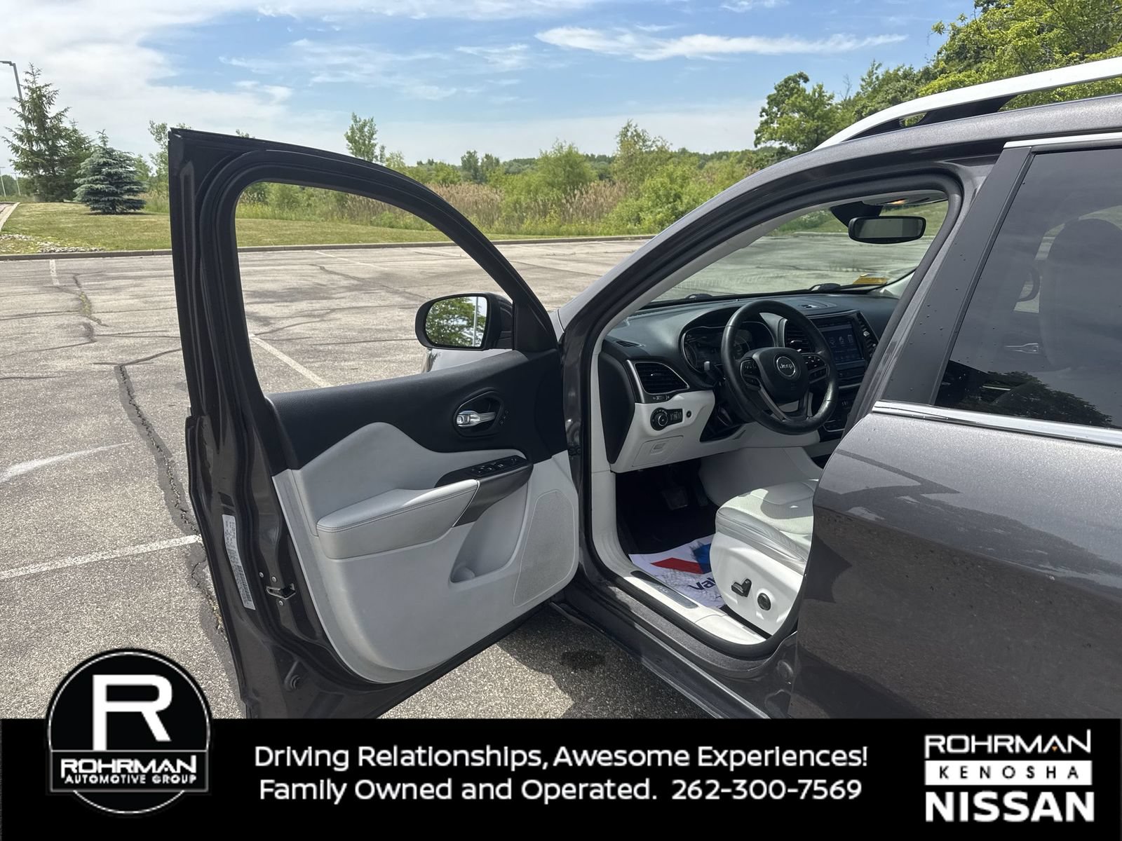 Used 2019 Jeep Cherokee Limited w/ Luxury Group FWD image 11