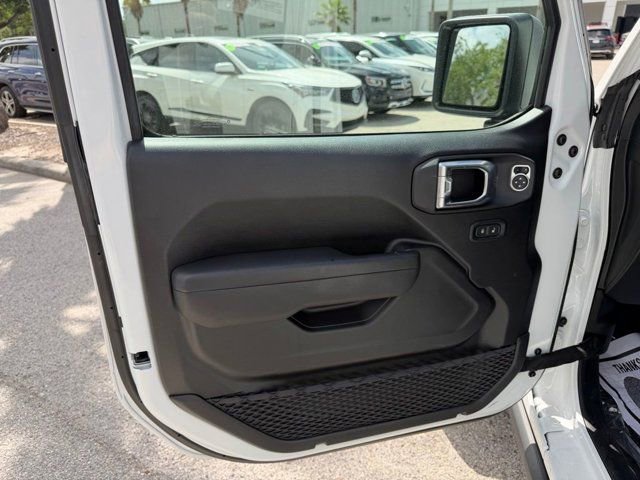 Used 2025 Jeep Gladiator Mojave w/ Convenience Group image 13