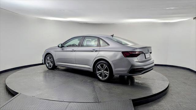 Used 2024 Volkswagen Jetta SE FWD image 4