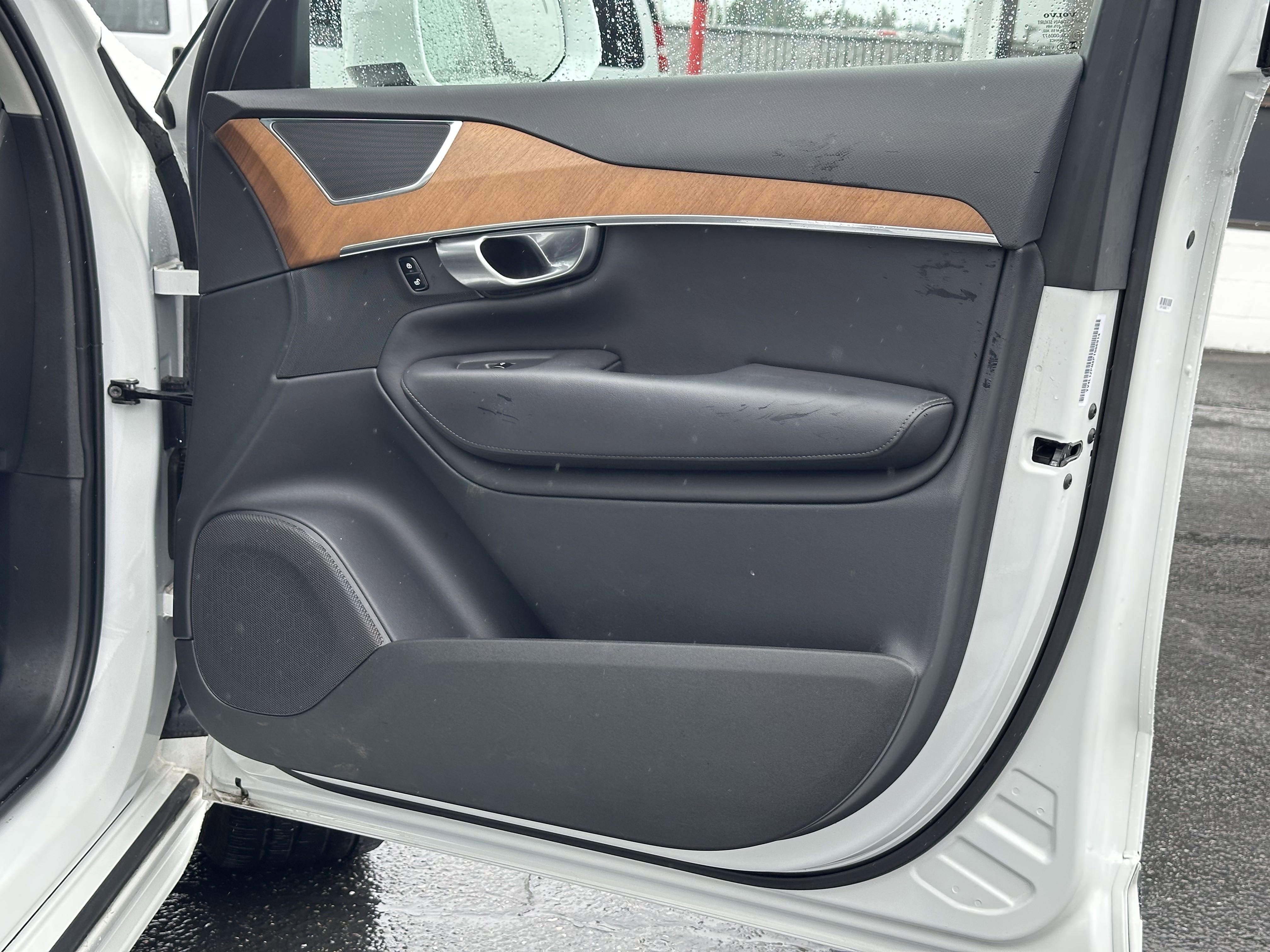 Used 2023 Volvo XC90 B5 Plus image 11