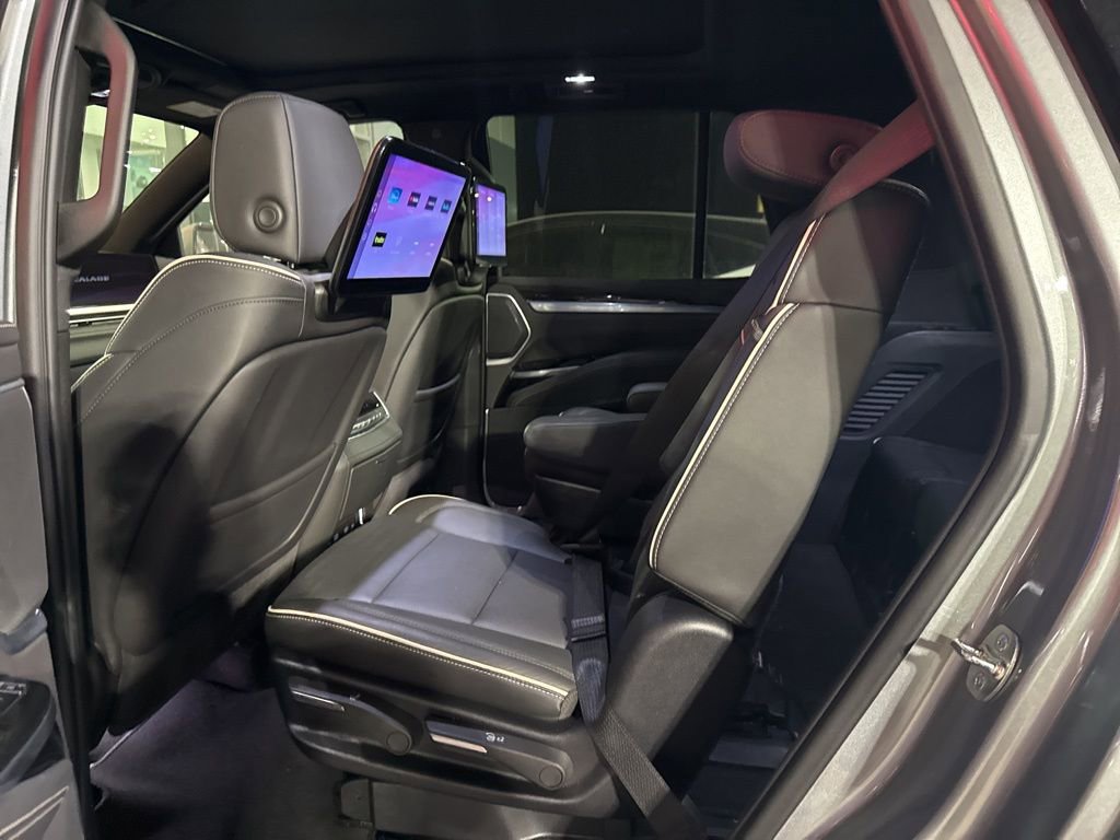 Used 2025 Cadillac Escalade Premium Luxury image 11
