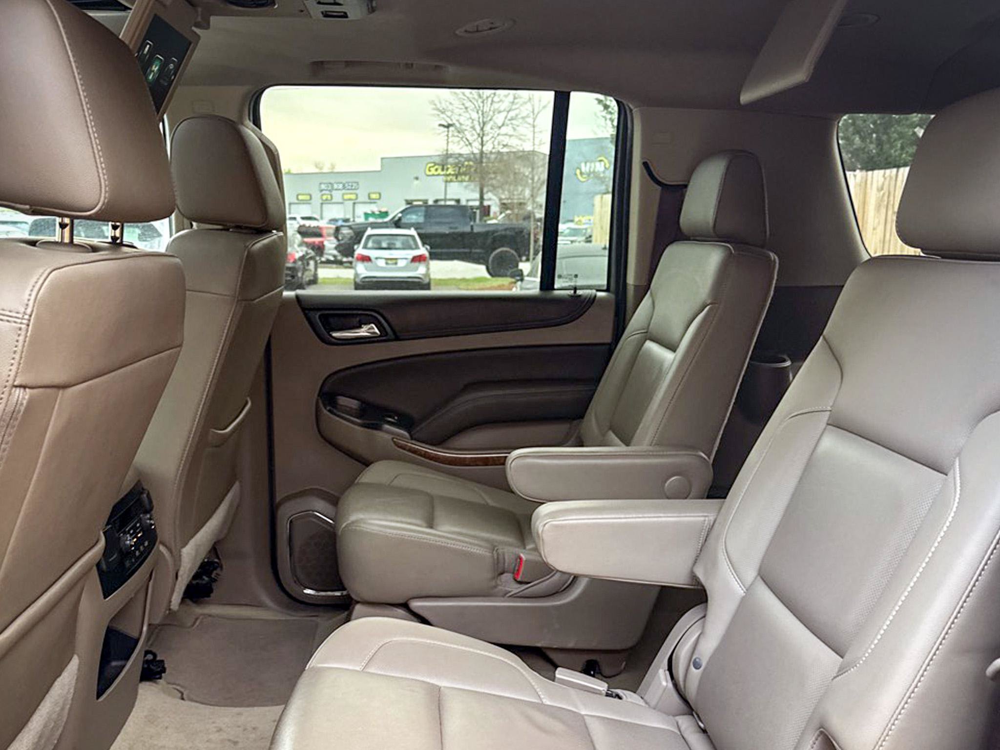 Used 2017 Chevrolet Suburban Premier AWD/4WD image 32
