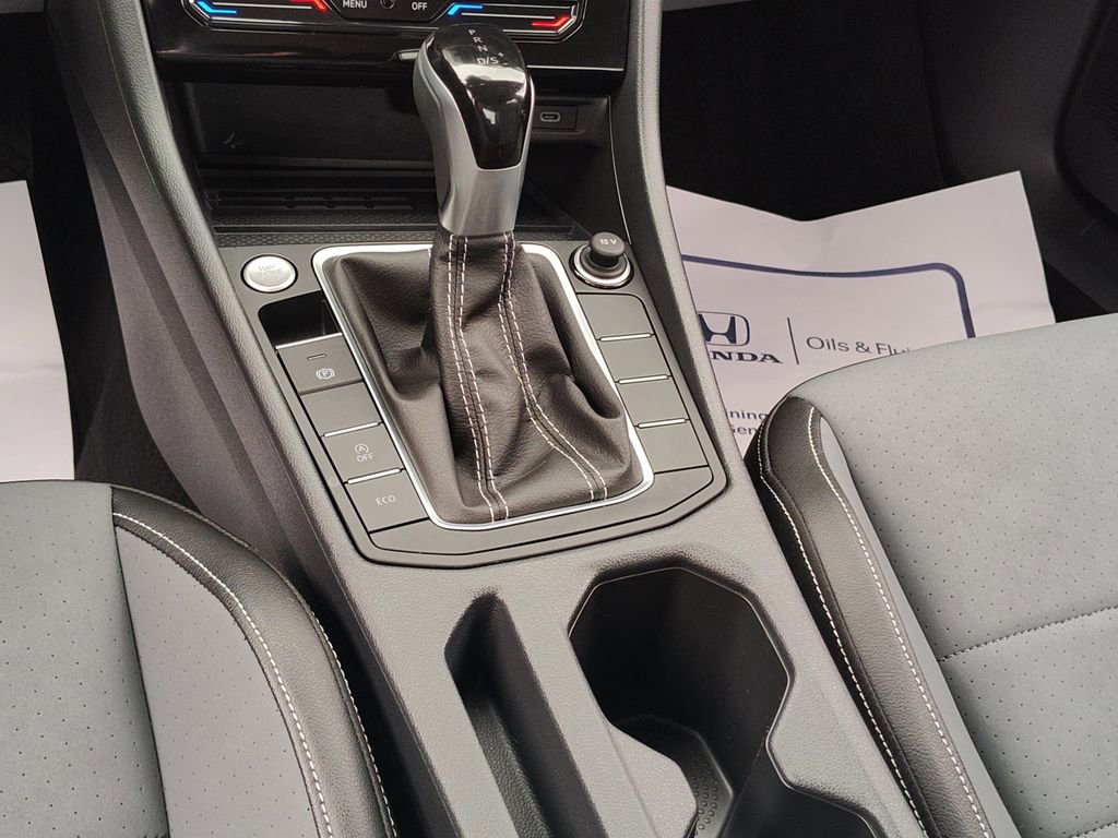 Used 2025 Volkswagen Jetta SE w/ Black Wheel Package image 28