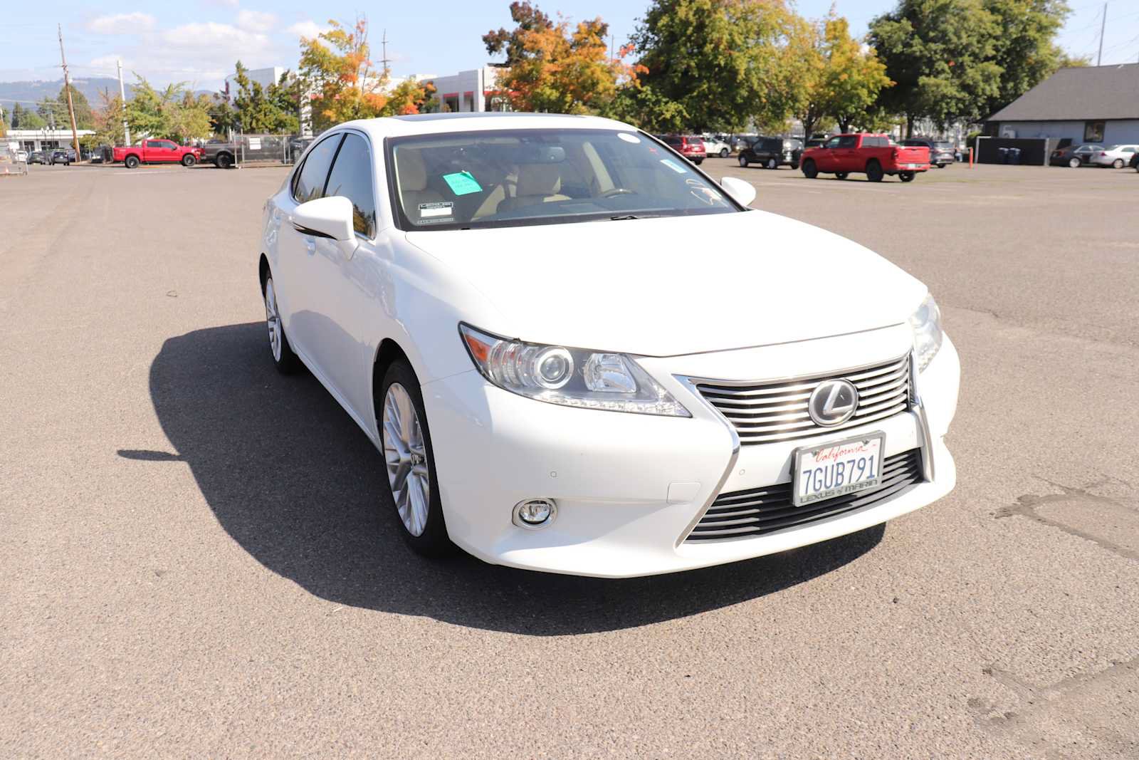 Used 2014 Lexus ES 350 w/ Luxury Package FWD image 3