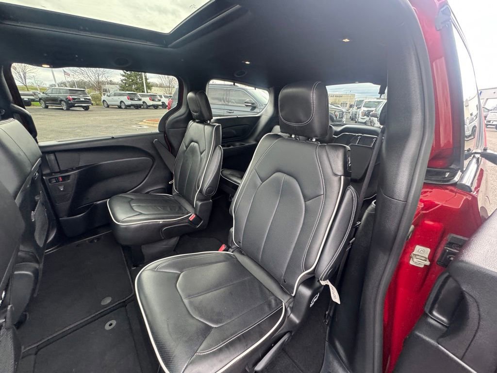 Used 2025 Chrysler Pacifica Limited FWD image 10