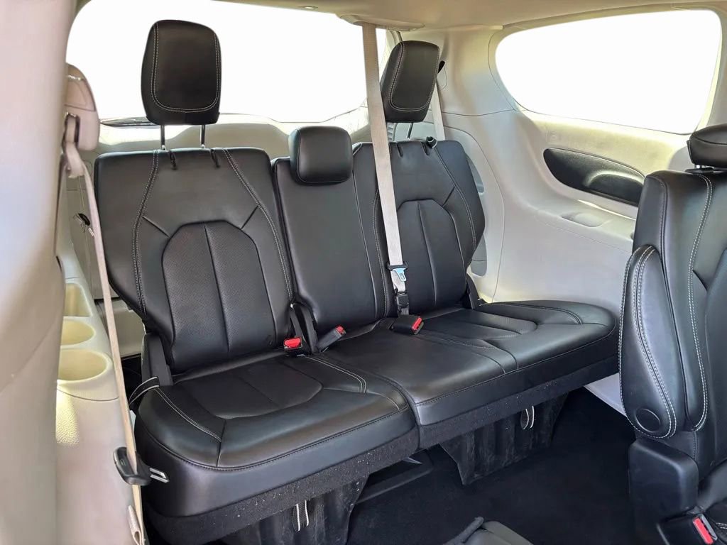 Used 2023 Chrysler Pacifica Touring-L image 9