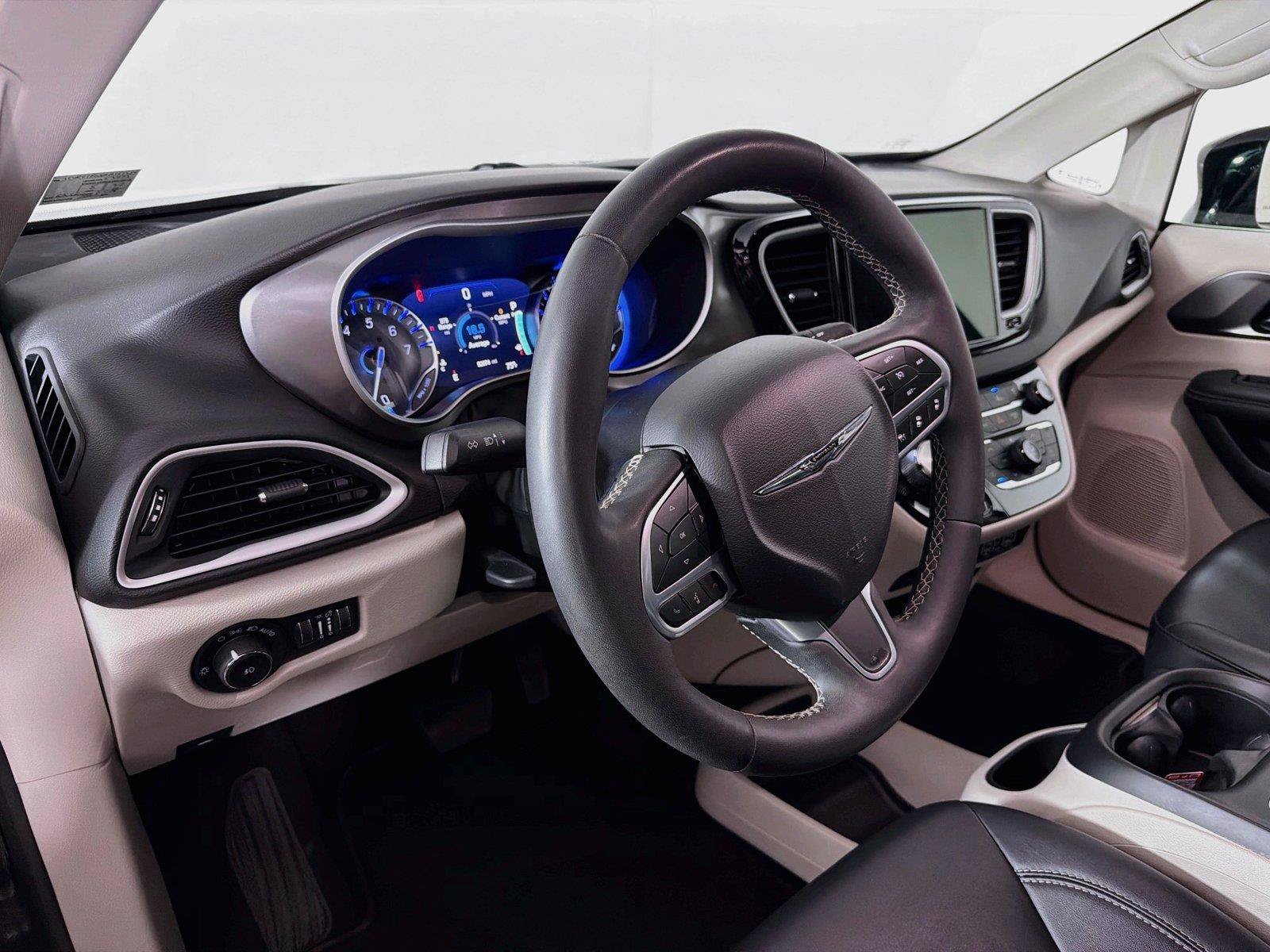 Used 2024 Chrysler Pacifica Touring-L FWD image 16