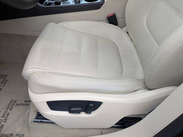 Used 2013 Volkswagen Touareg Sport image 12