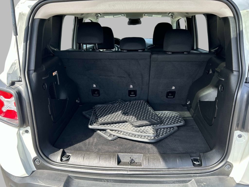 Certified 2023 Jeep Renegade Latitude w/ Premium Group image 14