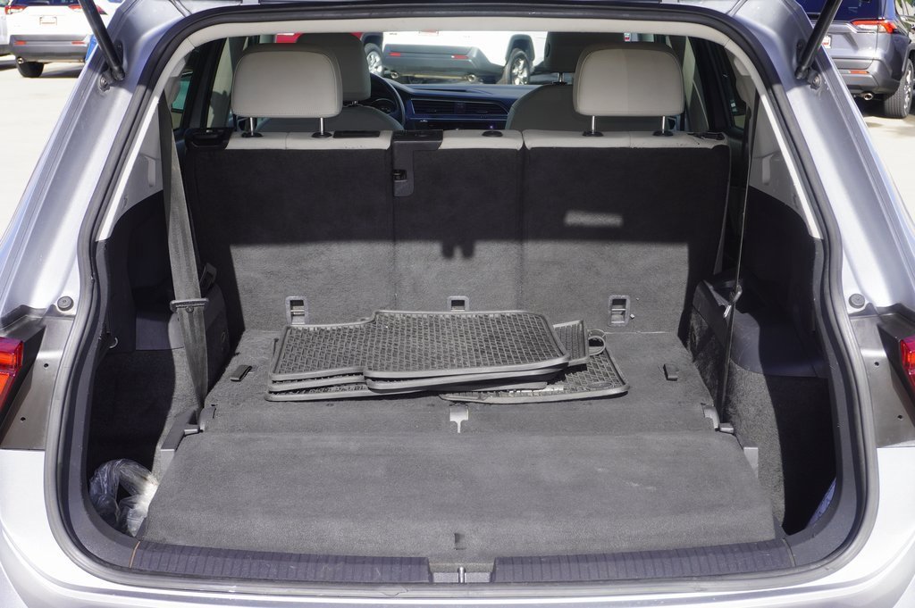 Used 2020 Volkswagen Tiguan SE w/ Panoramic Sunroof Package image 9