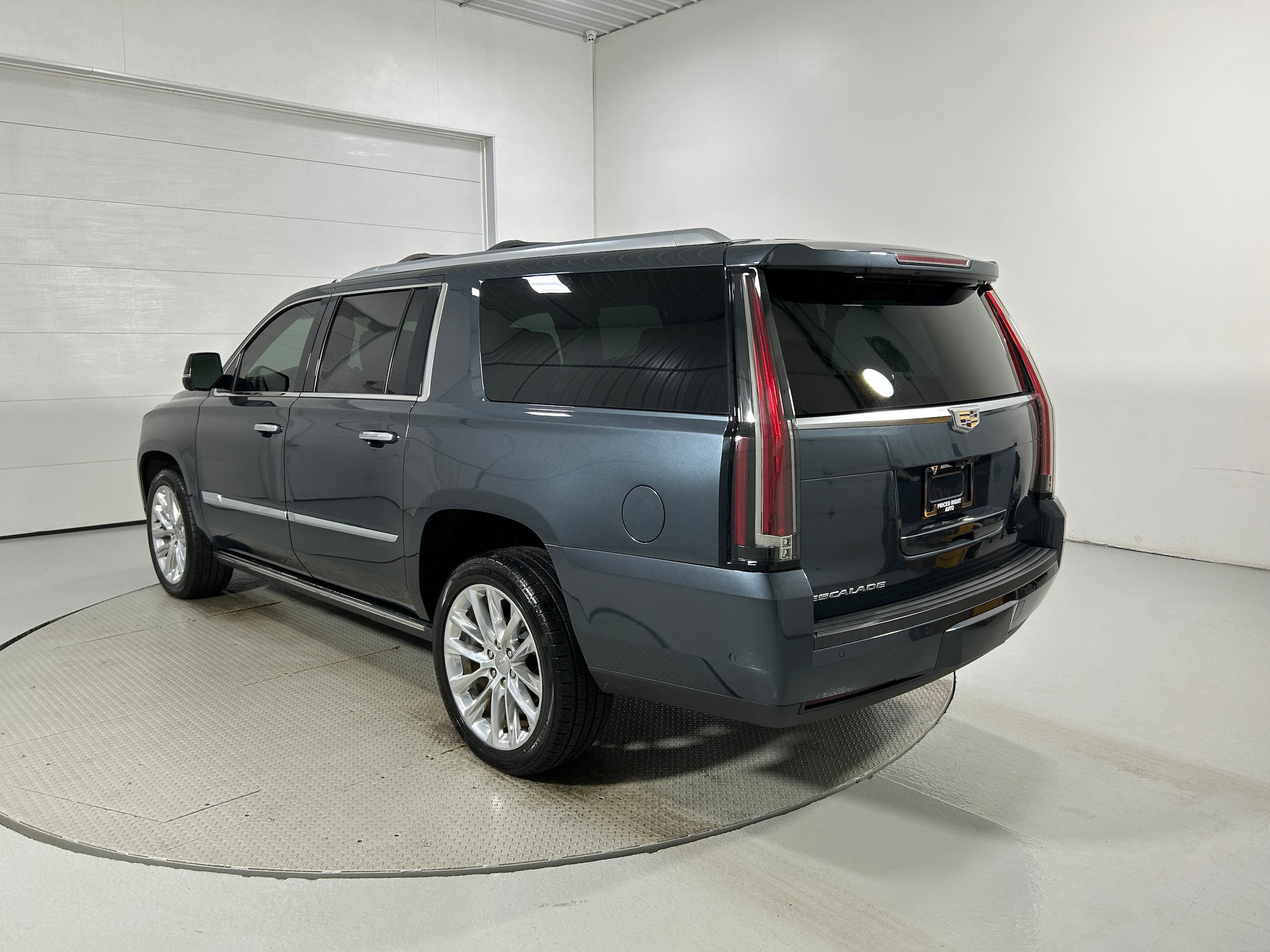 Used 2019 Cadillac Escalade ESV Platinum AWD/4WD image 25