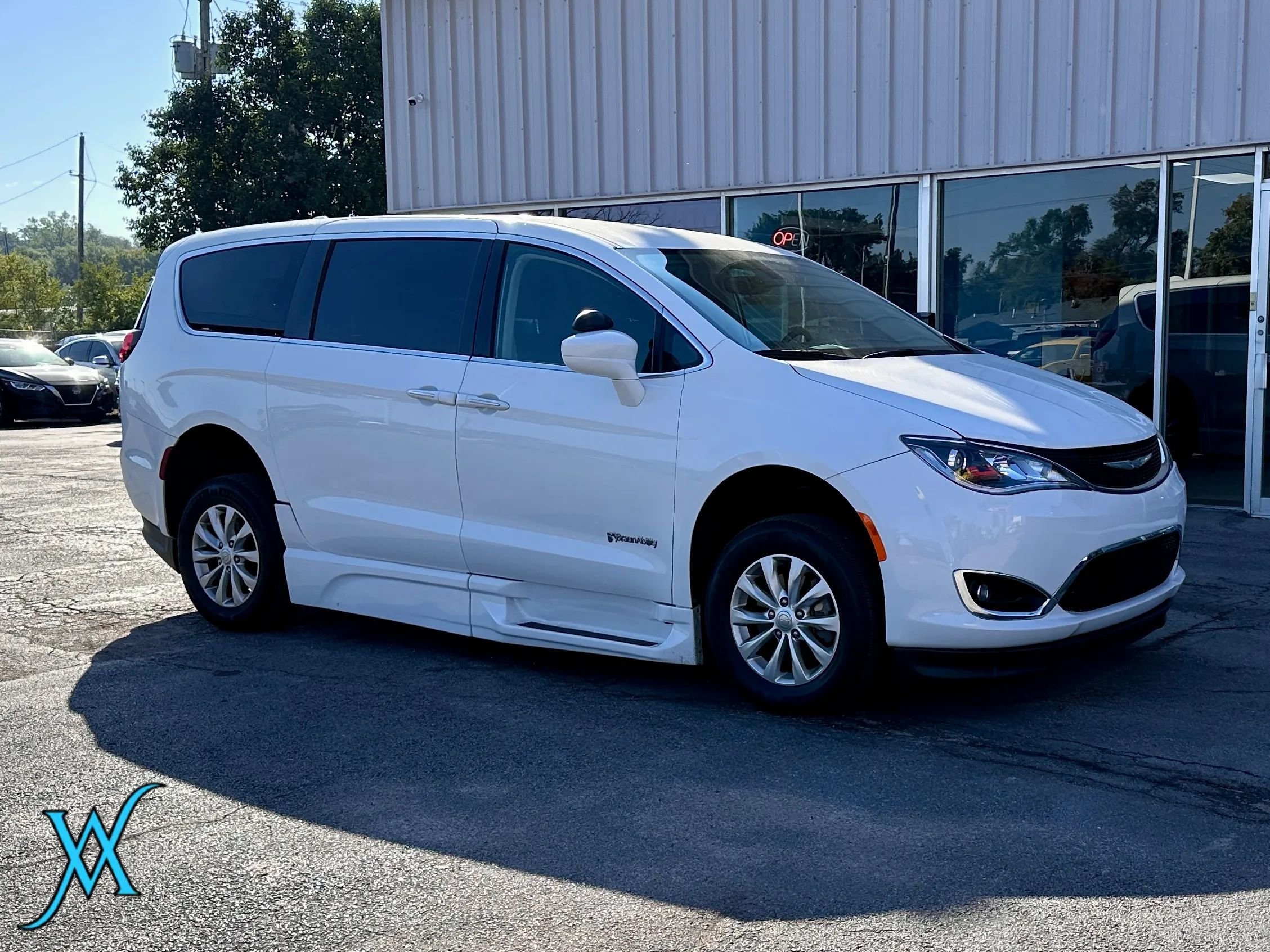 Used 2018 Chrysler Pacifica Touring Plus FWD image 1