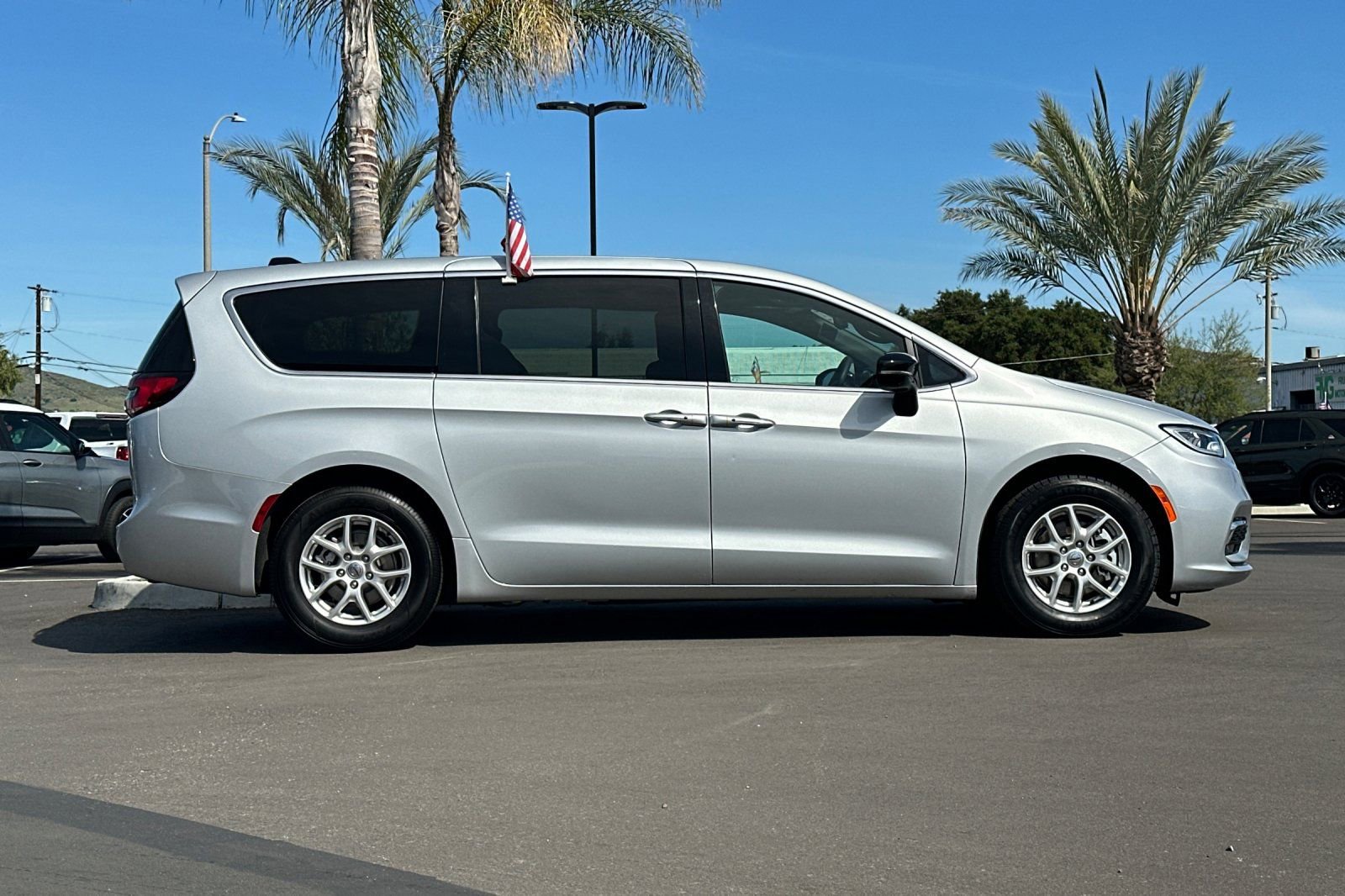Used 2024 Chrysler Pacifica Touring FWD image 3