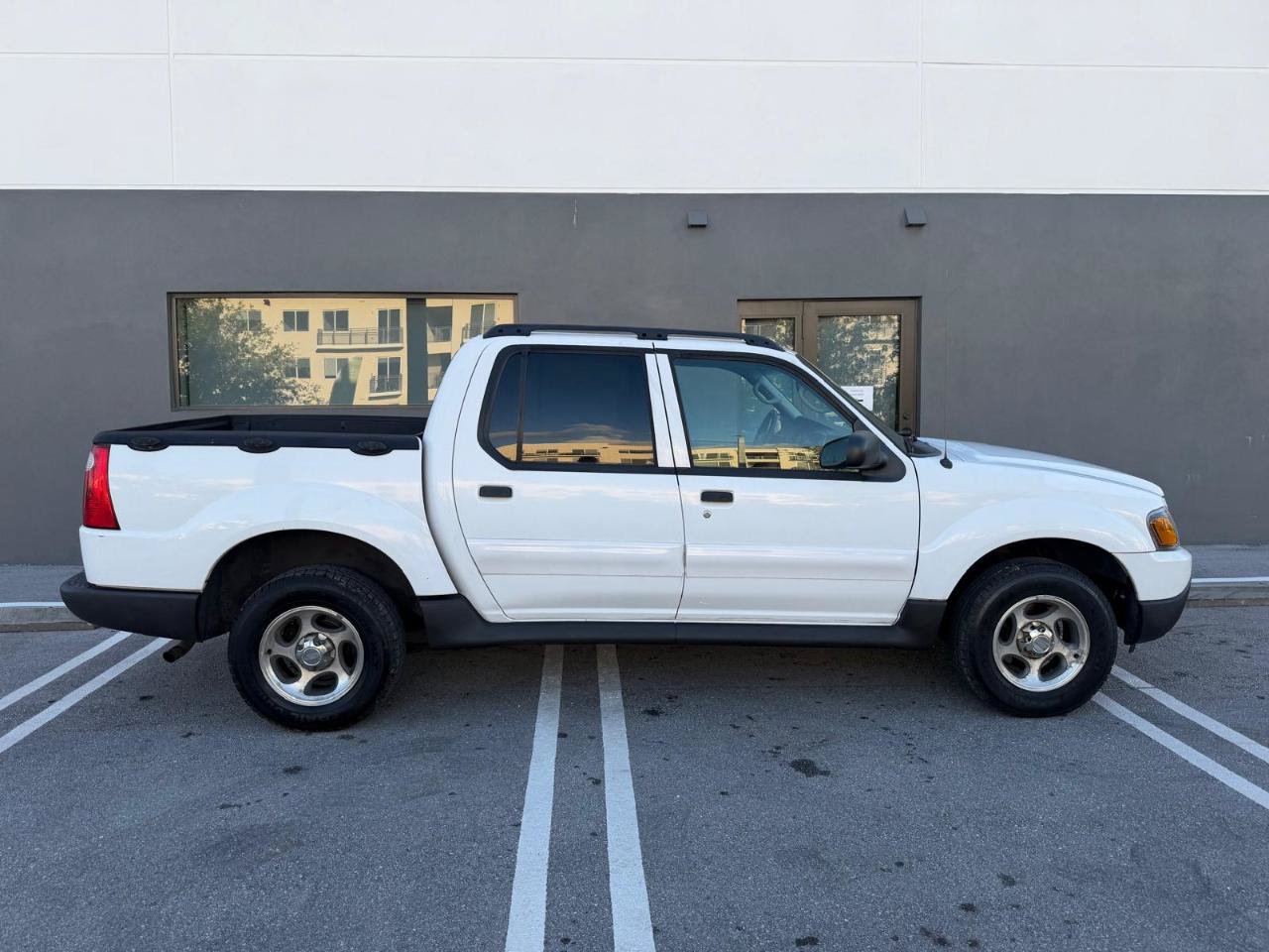 Used 2005 Ford Explorer Sport Trac XLT RWD image 2