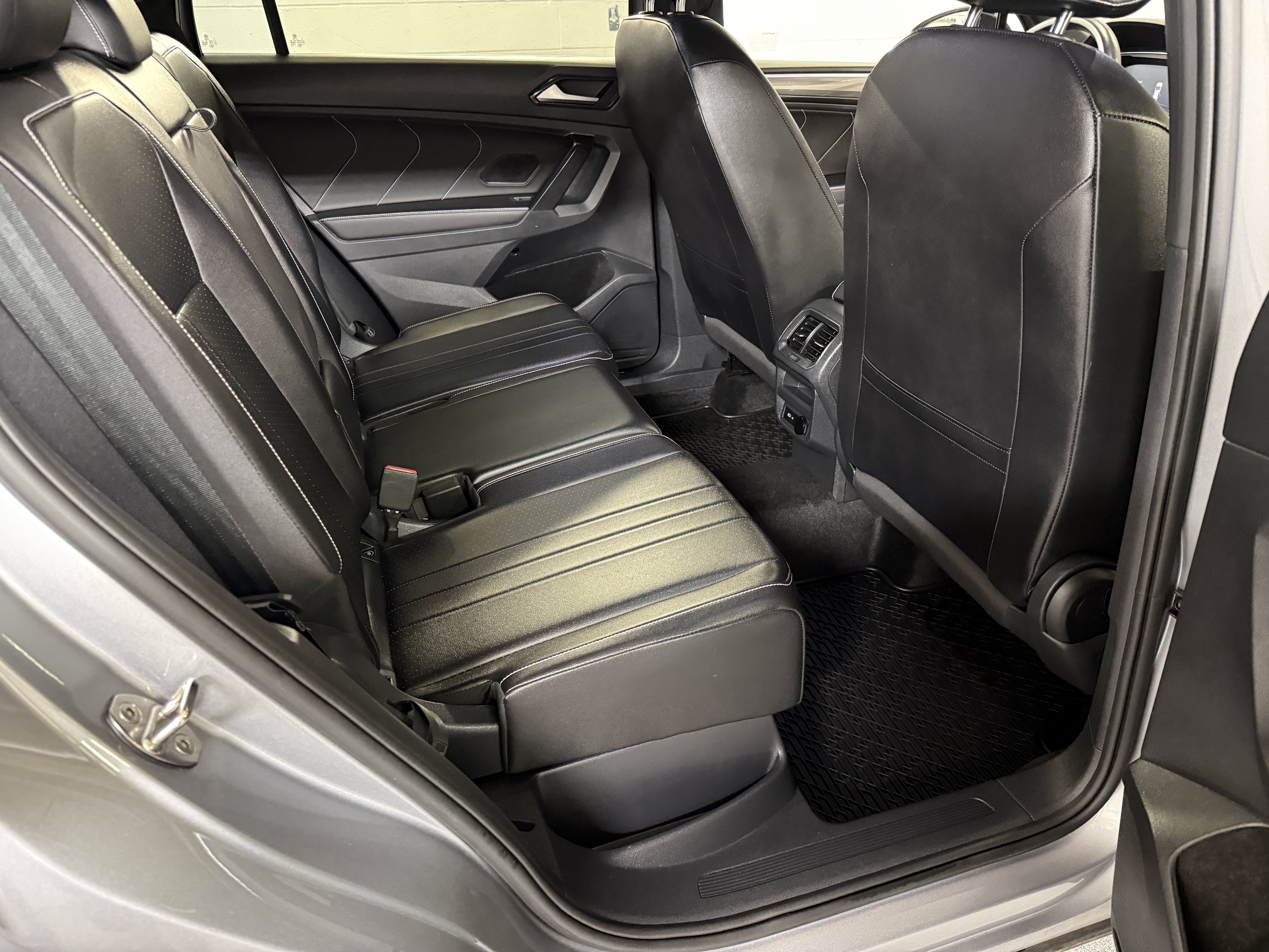 Certified 2024 Volkswagen Tiguan SE R-Line AWD/4WD image 22