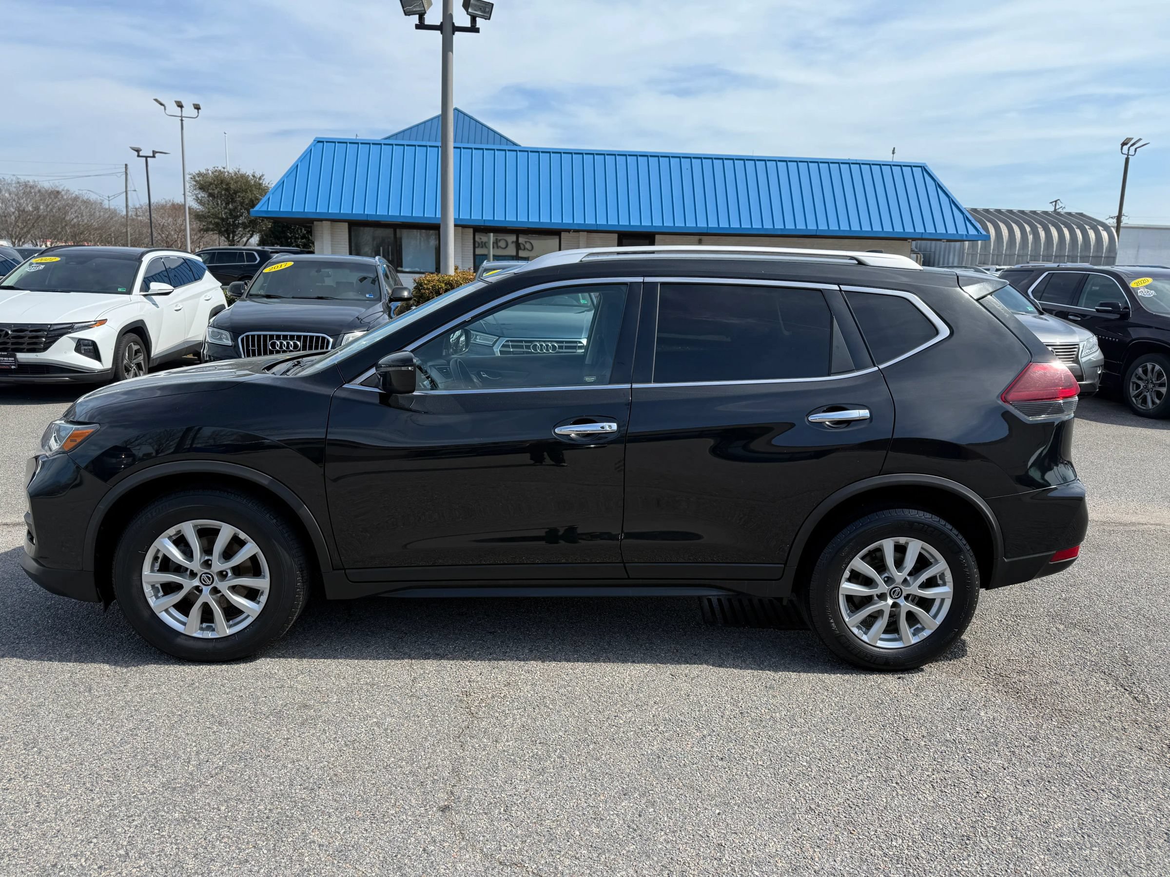 Used 2020 Nissan Rogue SV FWD image 2