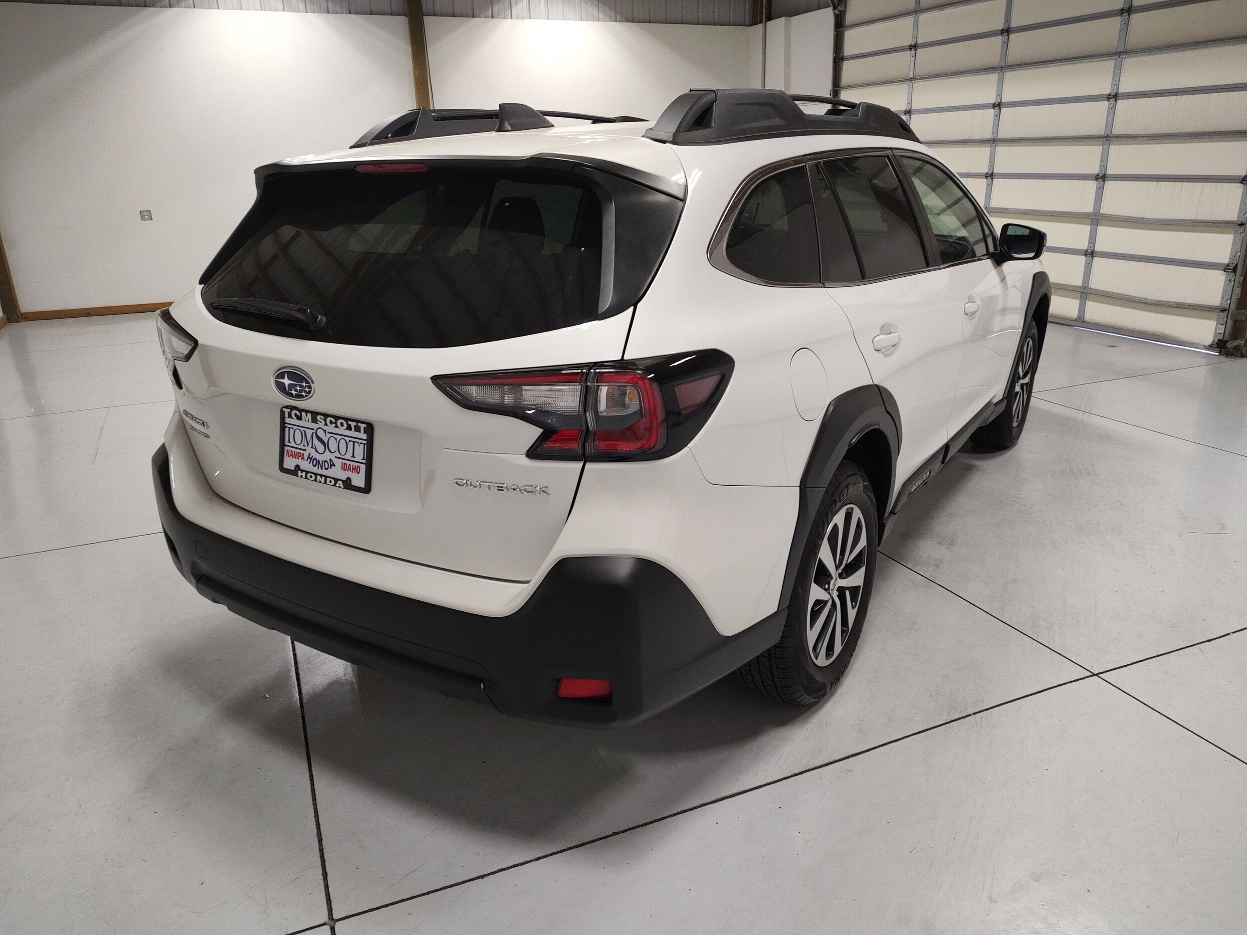 Used 2025 Subaru Outback Premium AWD/4WD image 12