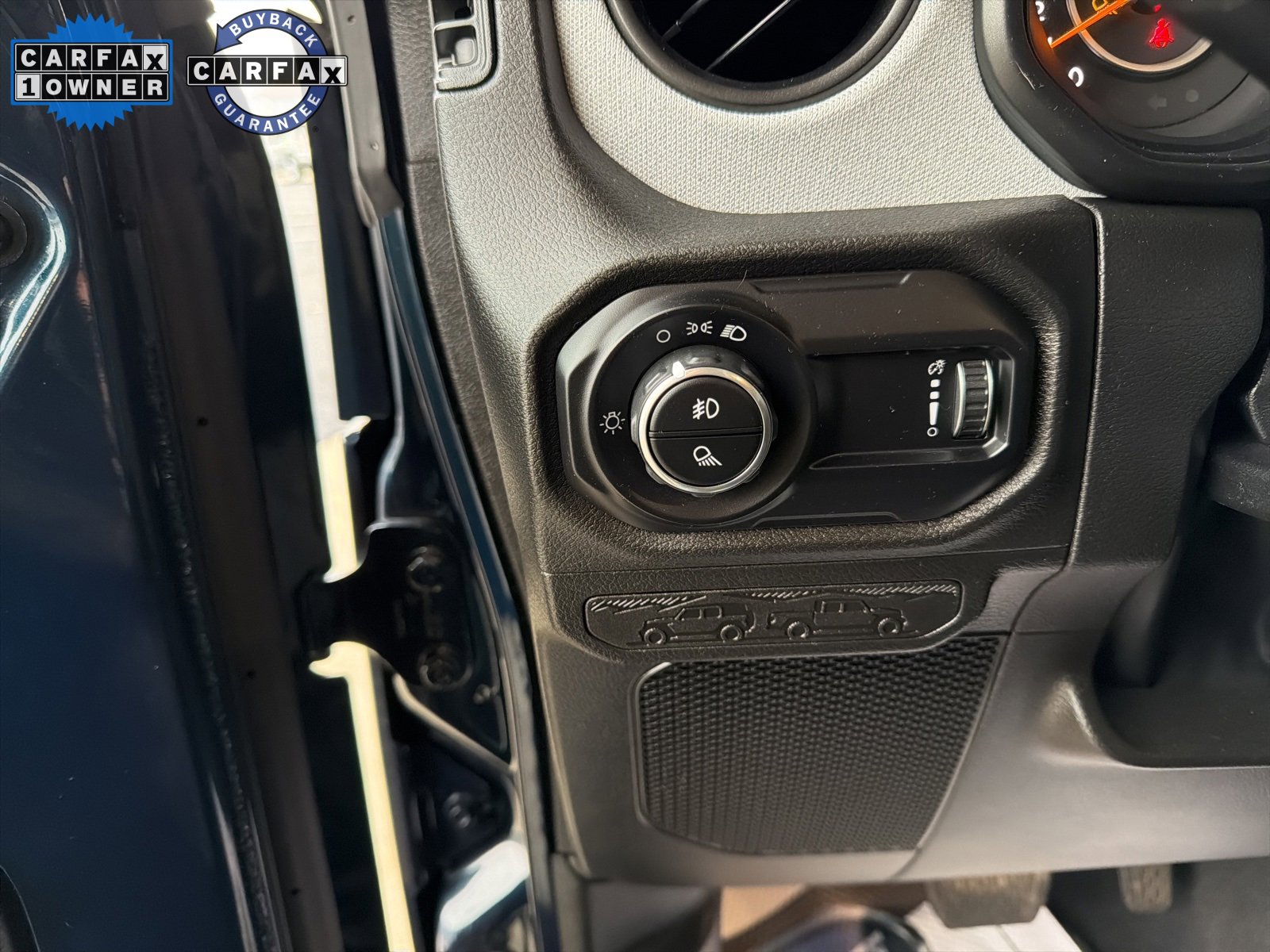 Used 2025 Jeep Gladiator Sport image 8