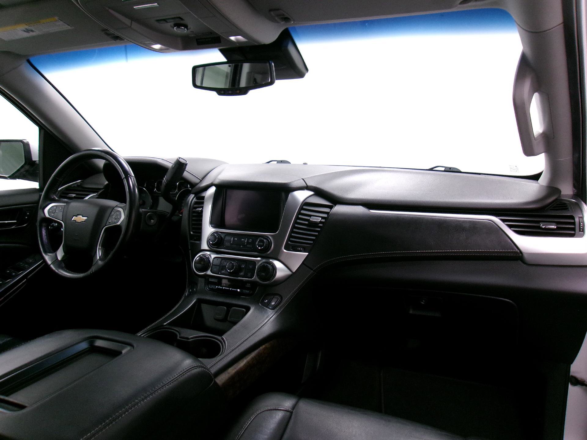 Used 2018 Chevrolet Suburban LT image 3