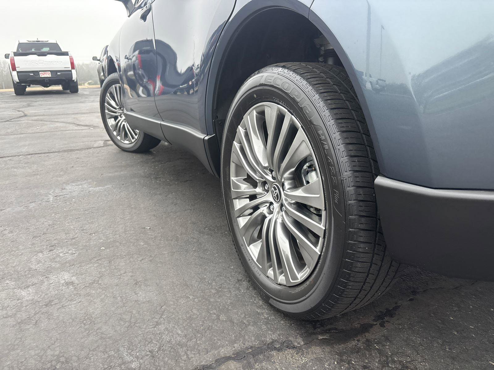 Used 2022 Toyota Venza XLE AWD/4WD image 5