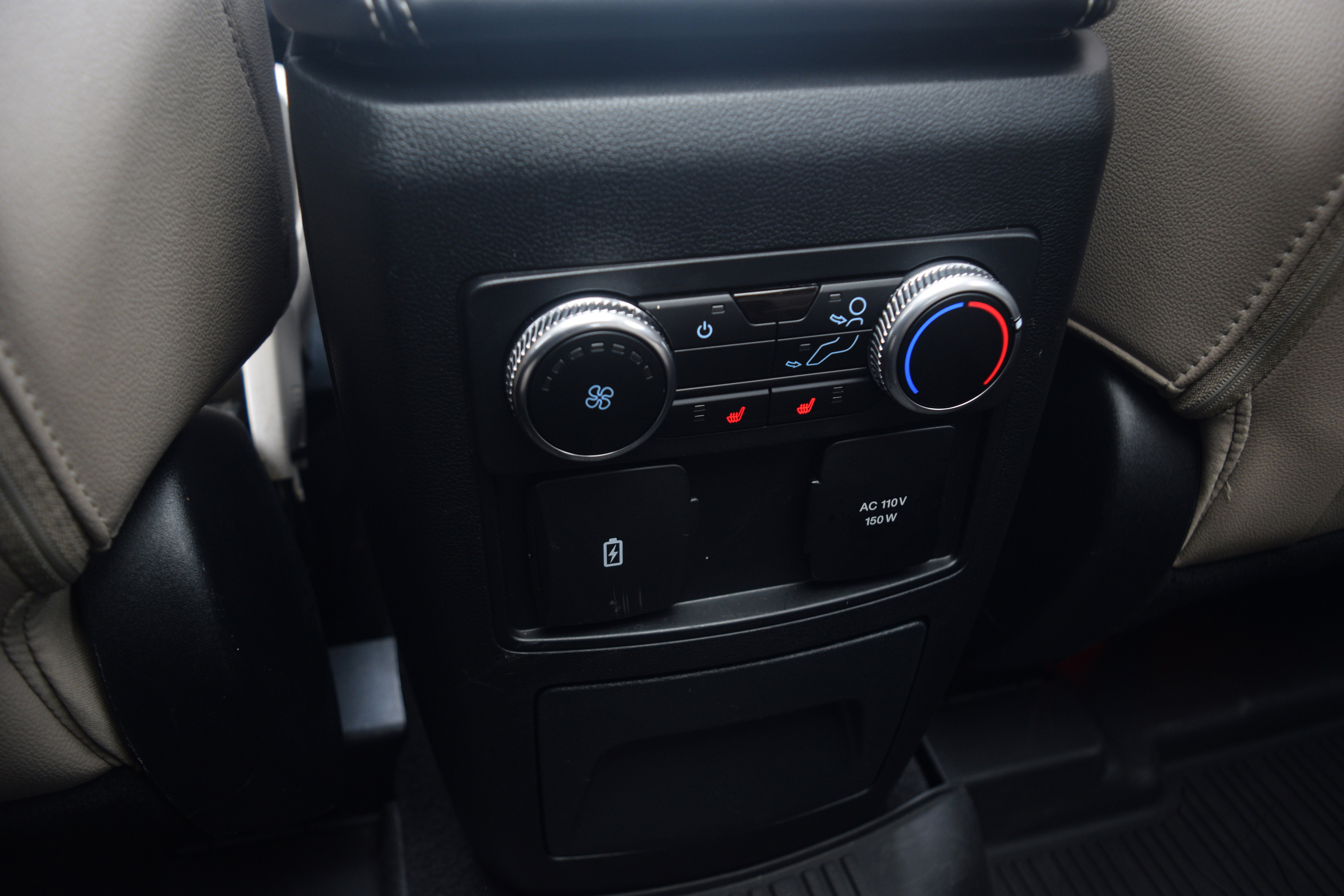 Used 2023 Ford Explorer Limited w/ Limited Technology Package image 22