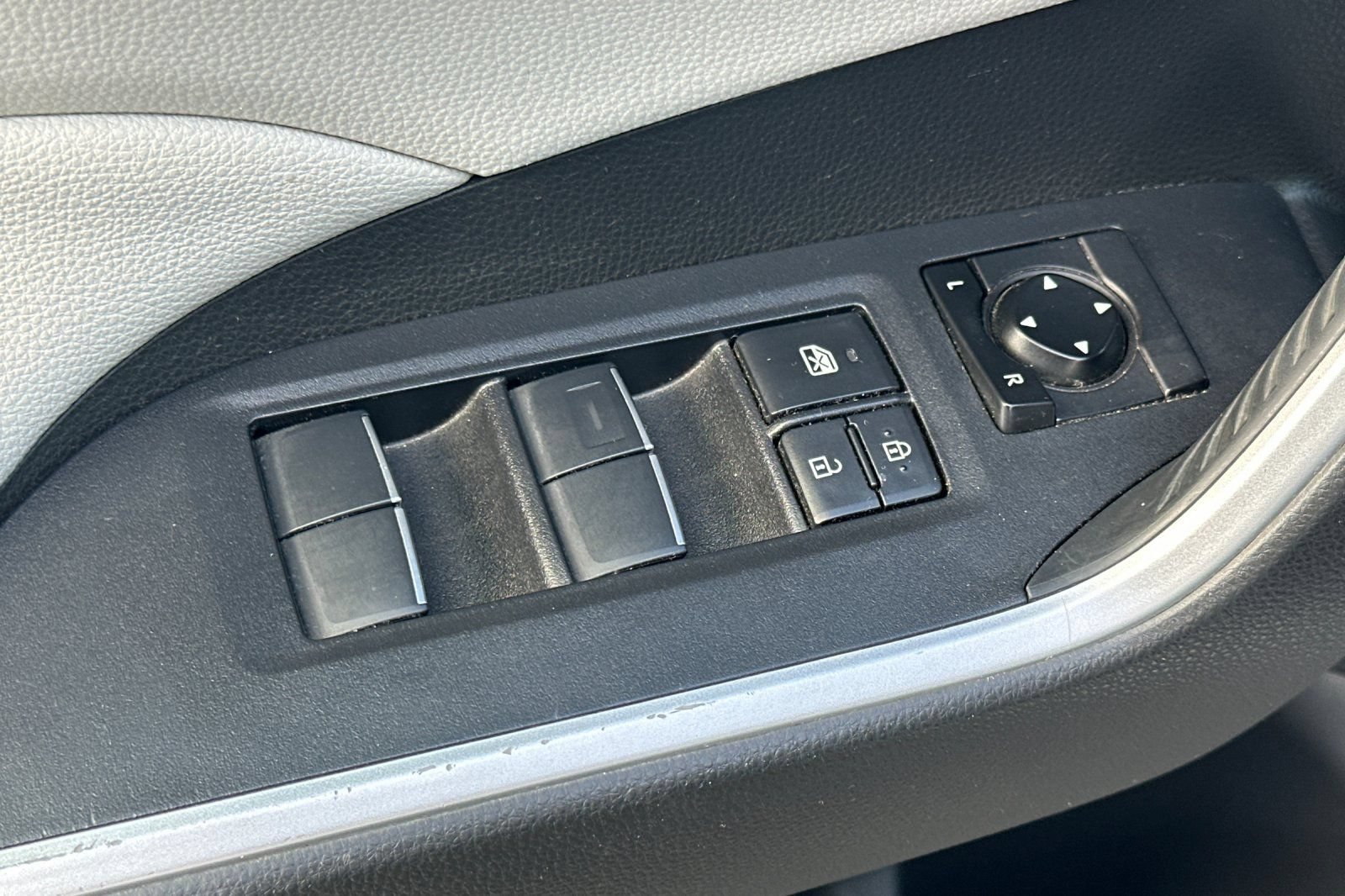Used 2020 Toyota RAV4 XLE Premium FWD image 12