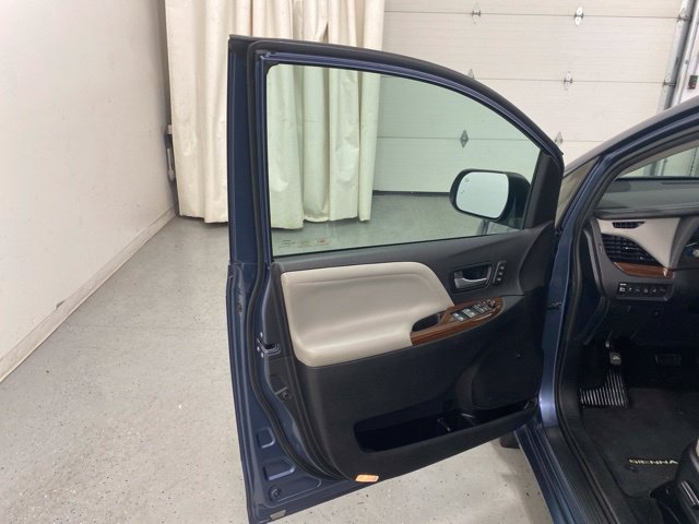 Used 2017 Toyota Sienna Limited Premium AWD/4WD image 28