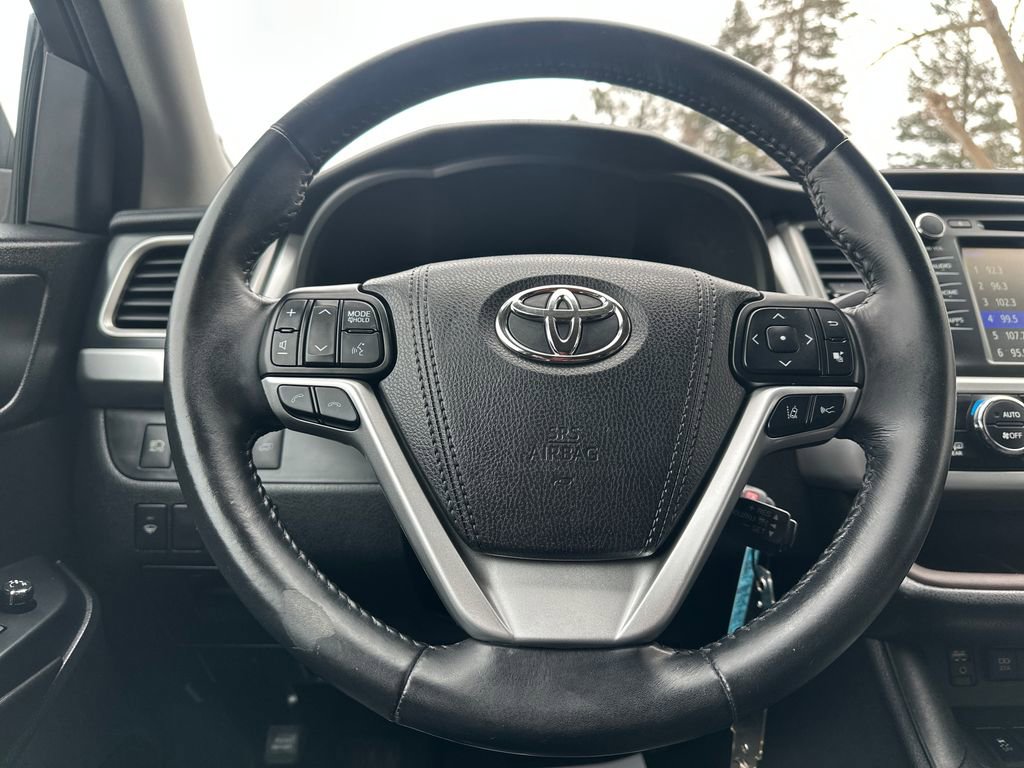 Used 2017 Toyota Highlander LE image 7