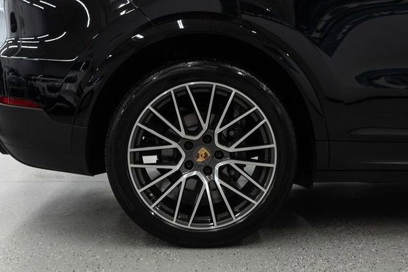 Used 2023 Porsche Cayenne Platinum Edition image 38