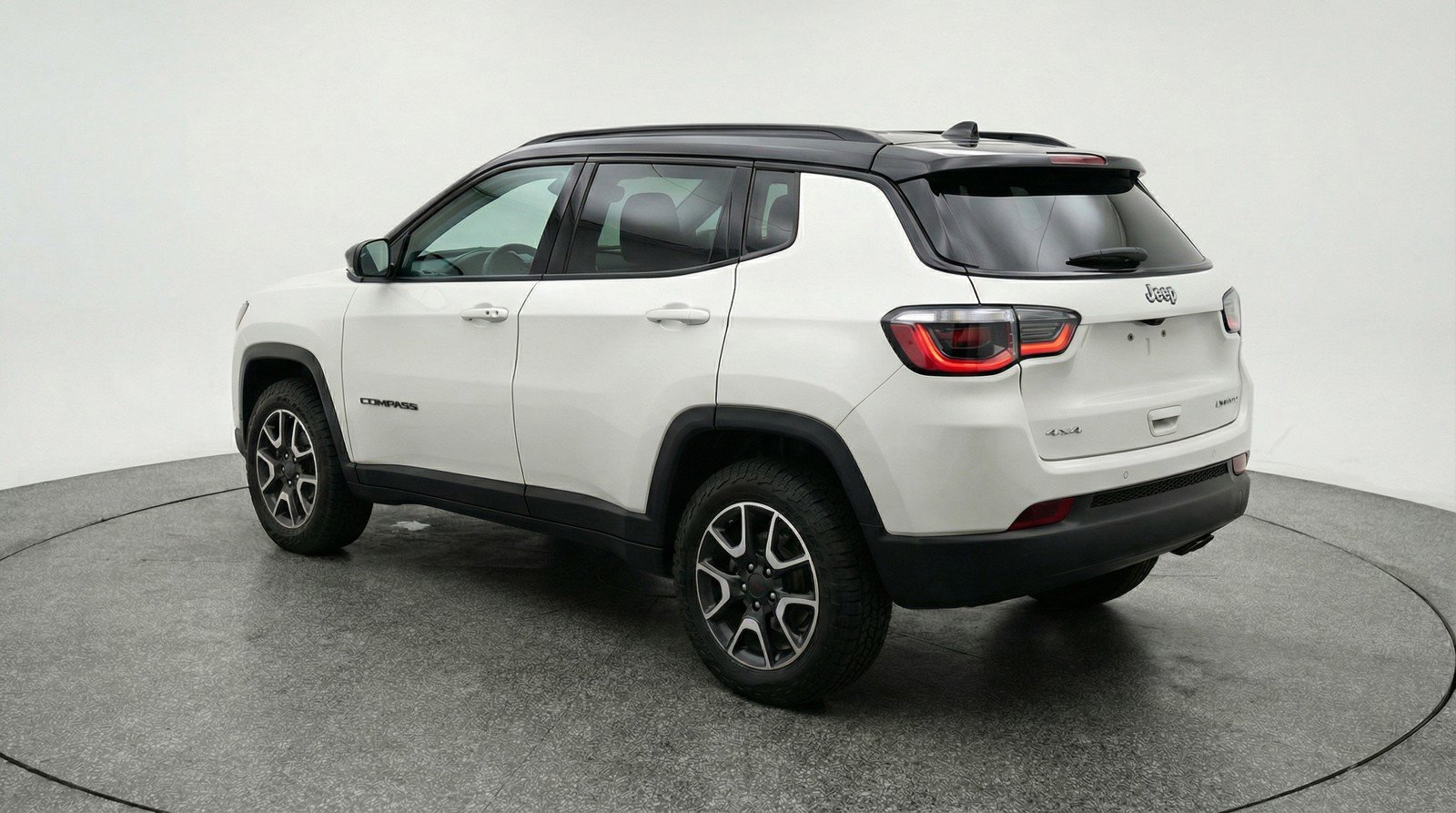 Used 2025 Jeep Compass Trailhawk image 6